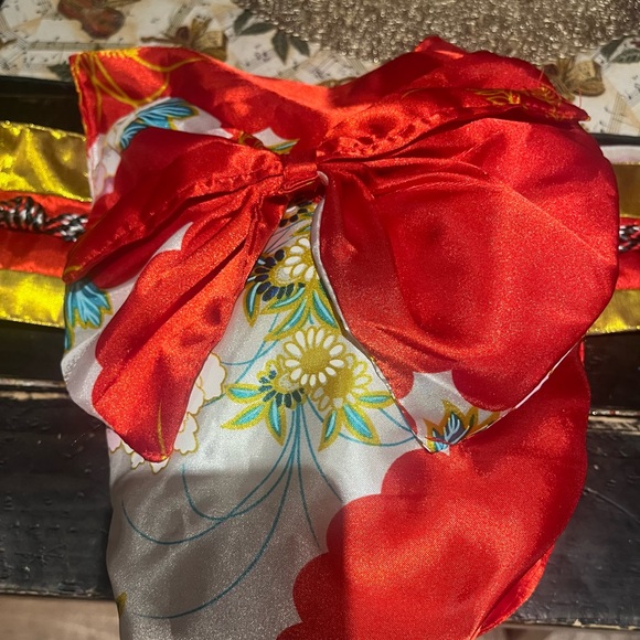 Elegant Red and White Kimono Robe - Picture 12 of 14